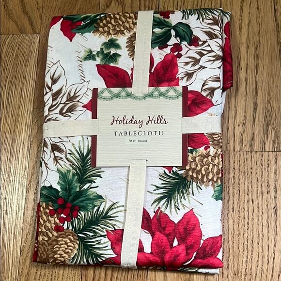 HOLIDAY‎ HILLS ROUND TABLECLOTH NWT SIZE 70in - Picture 2 of 5